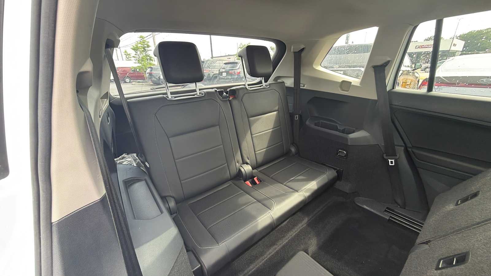 Used 2019 Pure White Volkswagen SE image 22