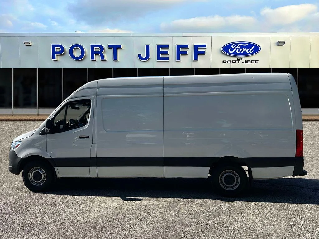 Used 2021 White Mercedes-Benz Cargo 170 WB image 8