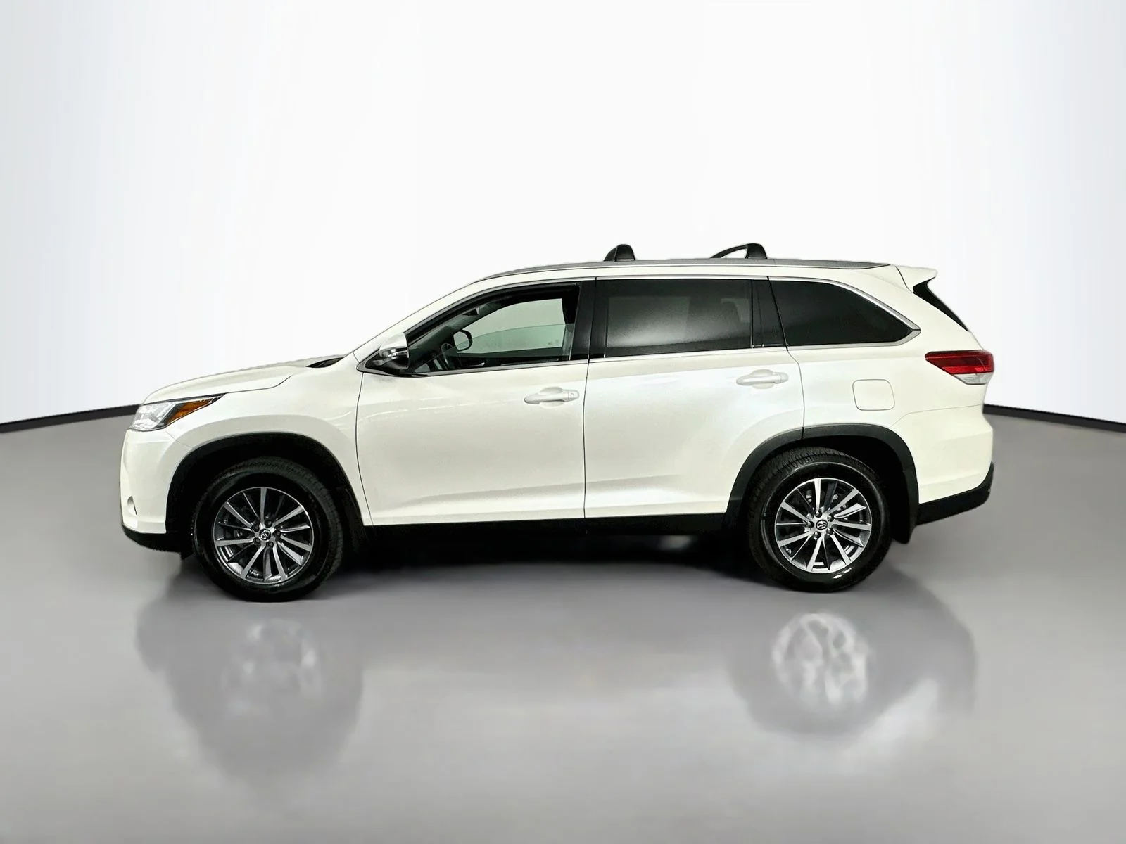 Used 2019 White Toyota XLE image 4