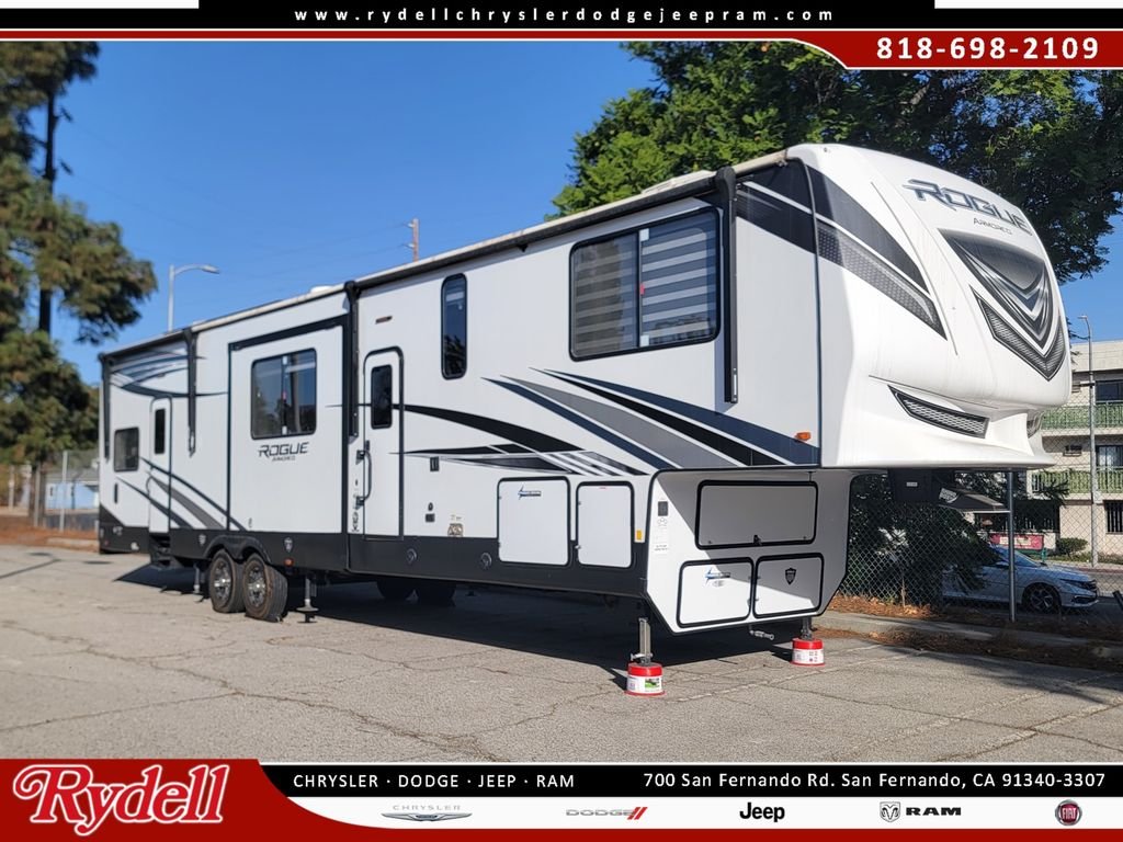 Used 2022  Rogue Toy Hauler image 1
