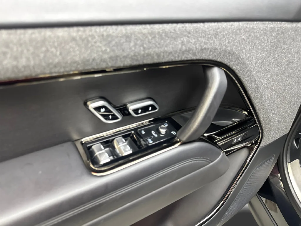 Used 2023 Black Land Rover SE image 33