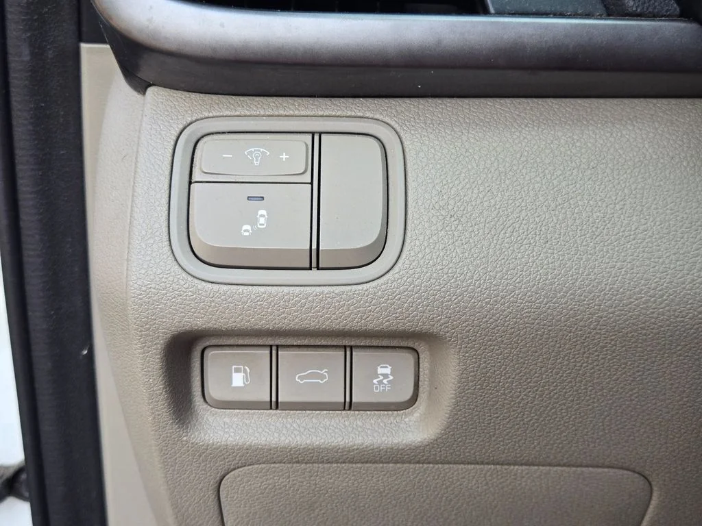 Used 2018 White Kia LX image 21