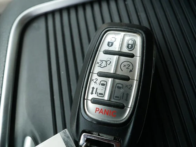 Used 2021 Velvet Chrysler Limited image 36