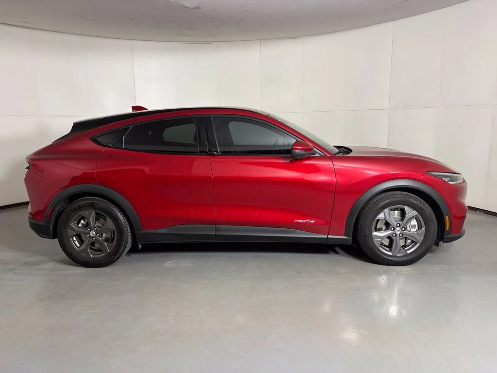 Used 2022 Red Ford Select image 9