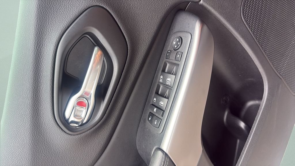 Used 2022 Gray Jeep Latitude Lux image 19