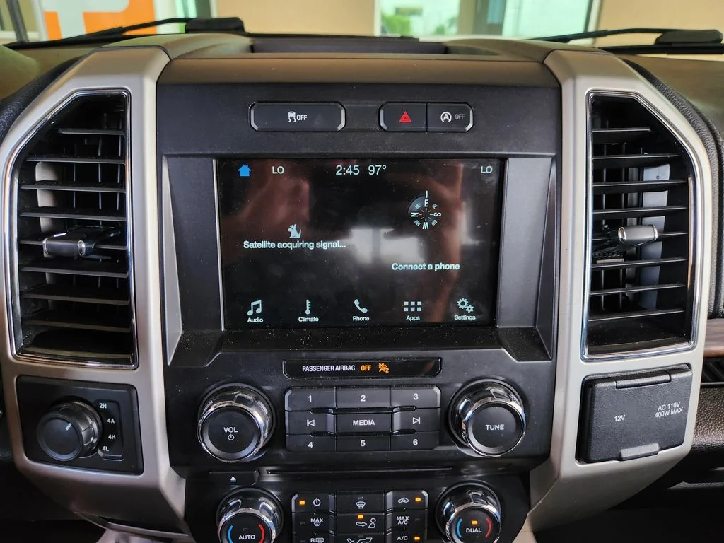 Used 2018 White Platinum Metallic Tri-Coat Ford LARIAT image 18