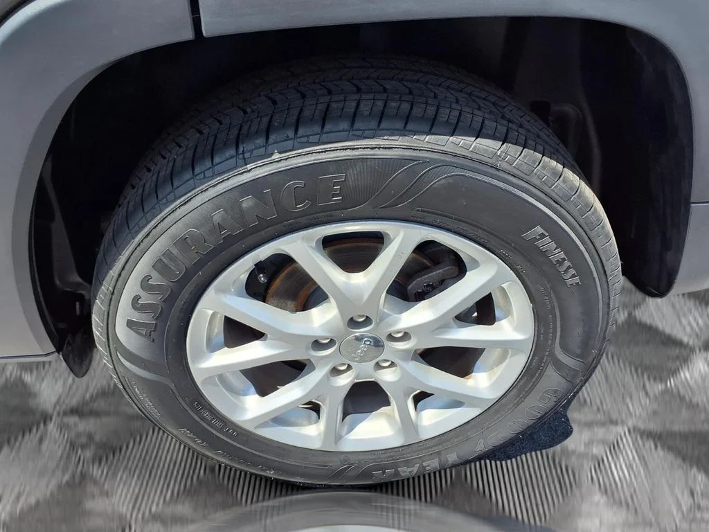 Used 2016 Gray Jeep Latitude image 19
