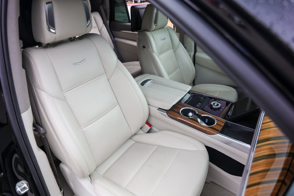 Certified Used 2025 Black Raven Cadillac Sport Platinum image 31