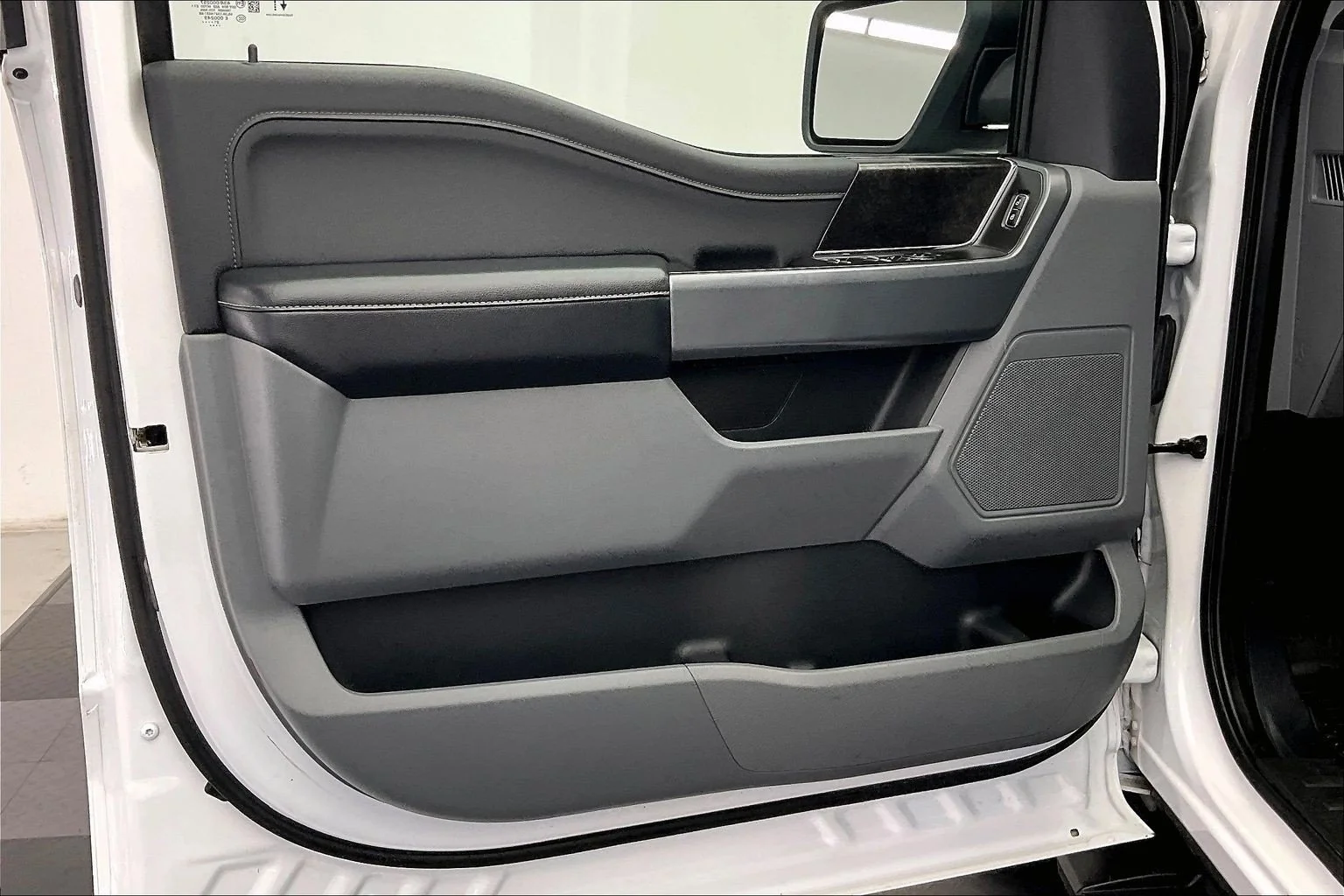 Used 2021 Oxford White Ford XLT image 26