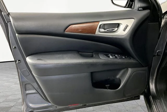 Used 2017 Gray Nissan Platinum image 18