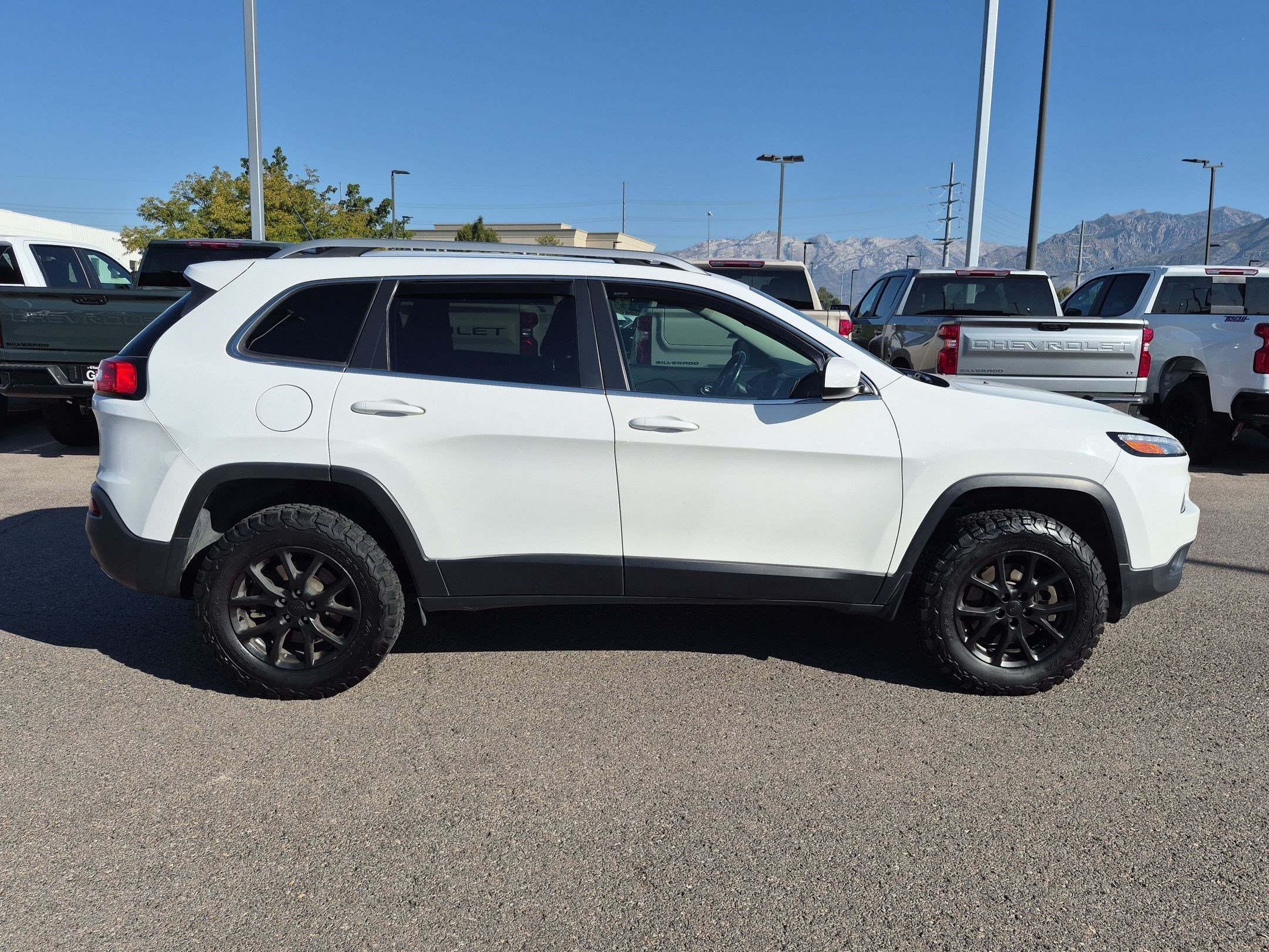 Used 2015 Bright White Clearcoat Jeep Latitude image 2