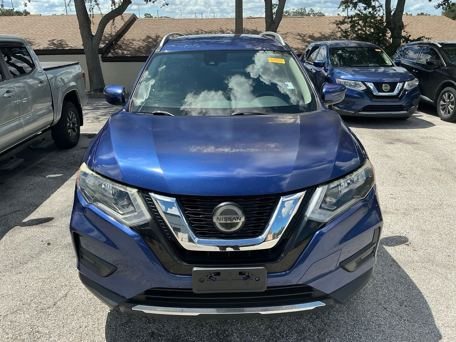 Used 2020 Blue Nissan SV image 3