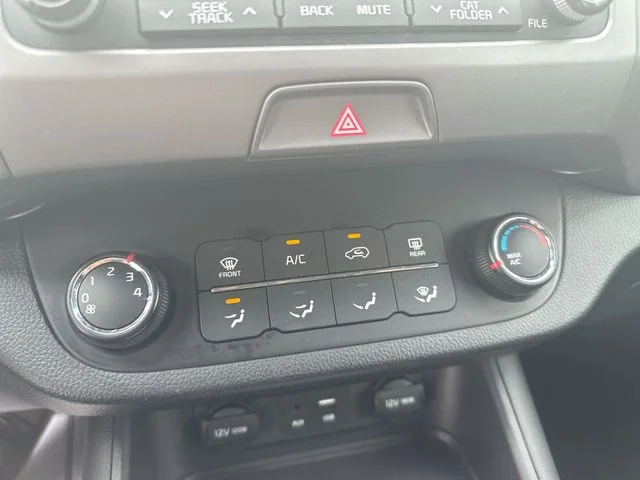Used 2015  Kia LX image 18