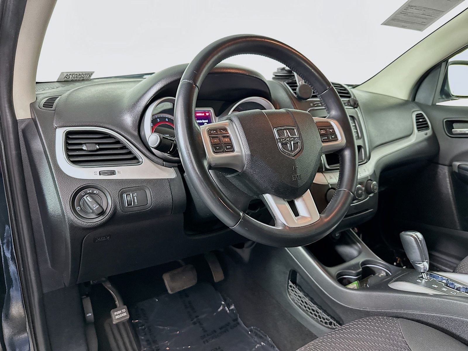 Used 2016 Pitch Black Clearcoat Dodge SXT image 9