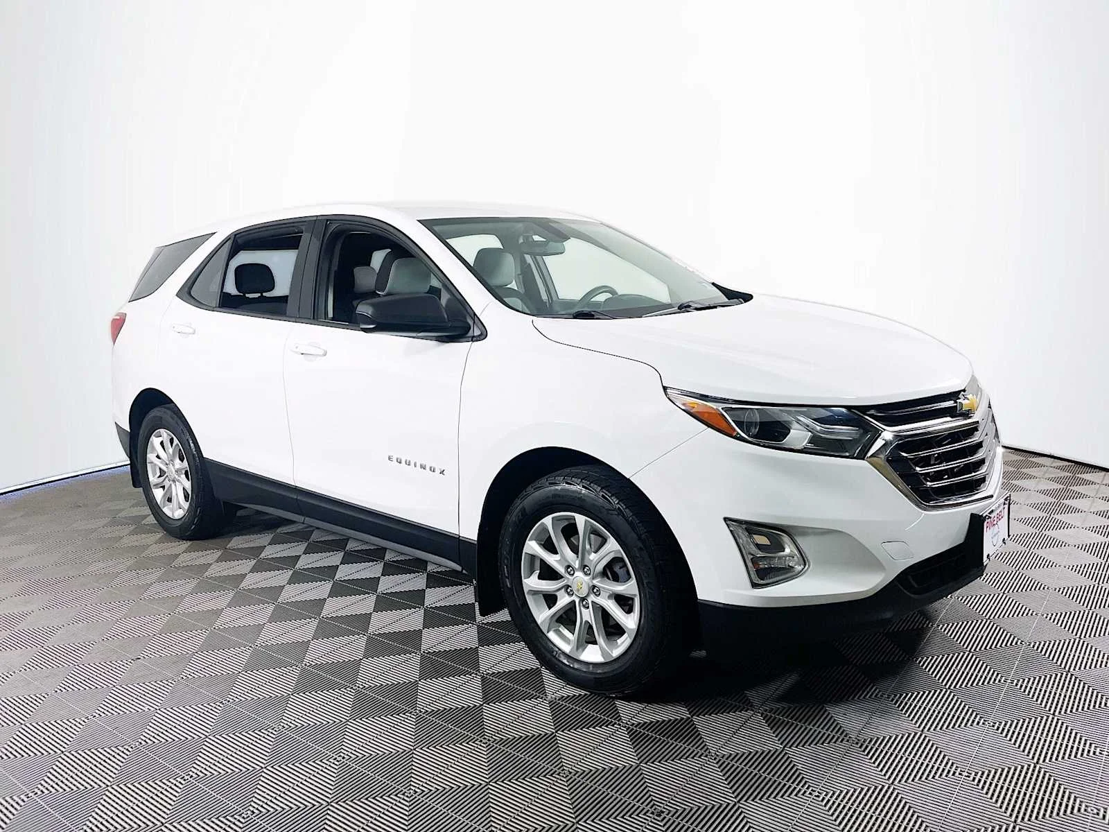 Used 2018 Summit White Chevrolet LS image 3