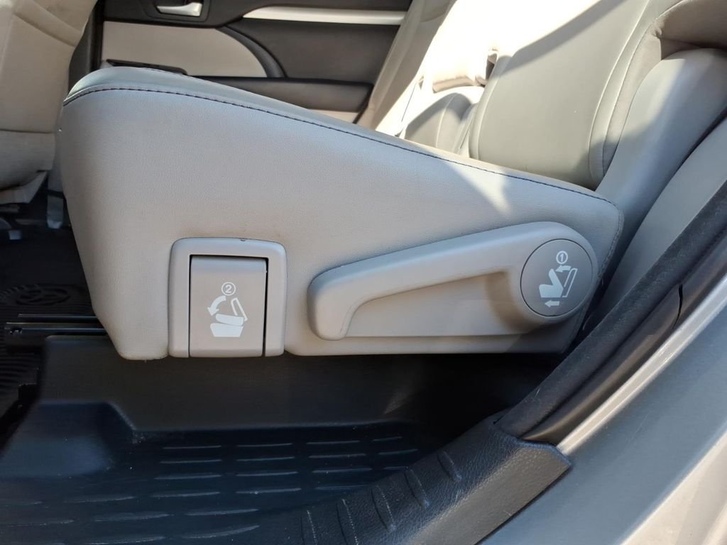 Used 2018 Silver Toyota XLE image 13
