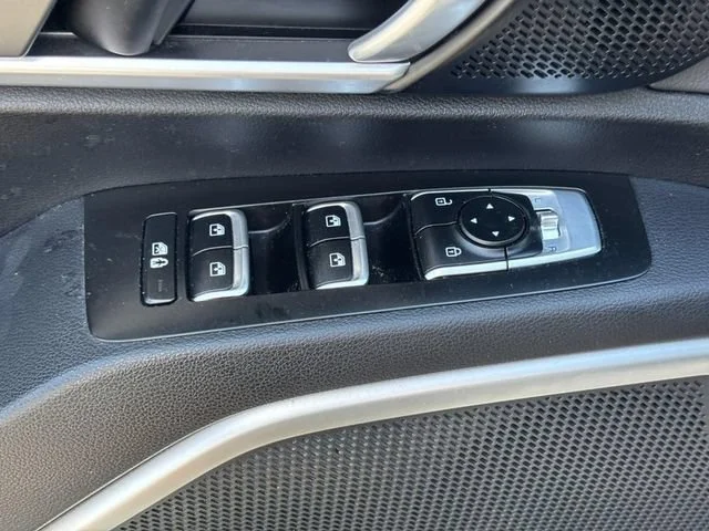 Used 2020 Black Kia S image 18