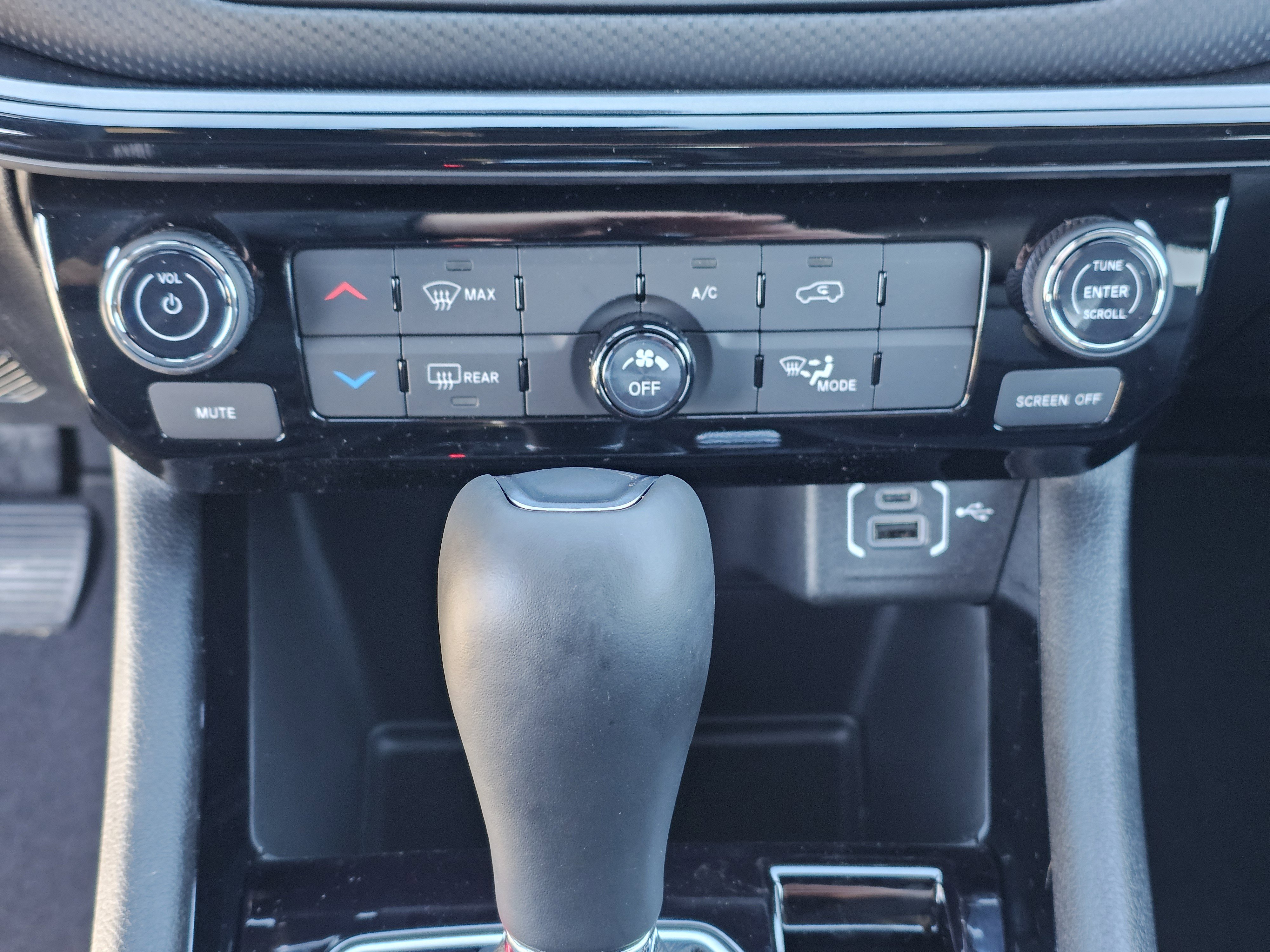 New 2026 Bright White Clearcoat Jeep Latitude Altitude image 27