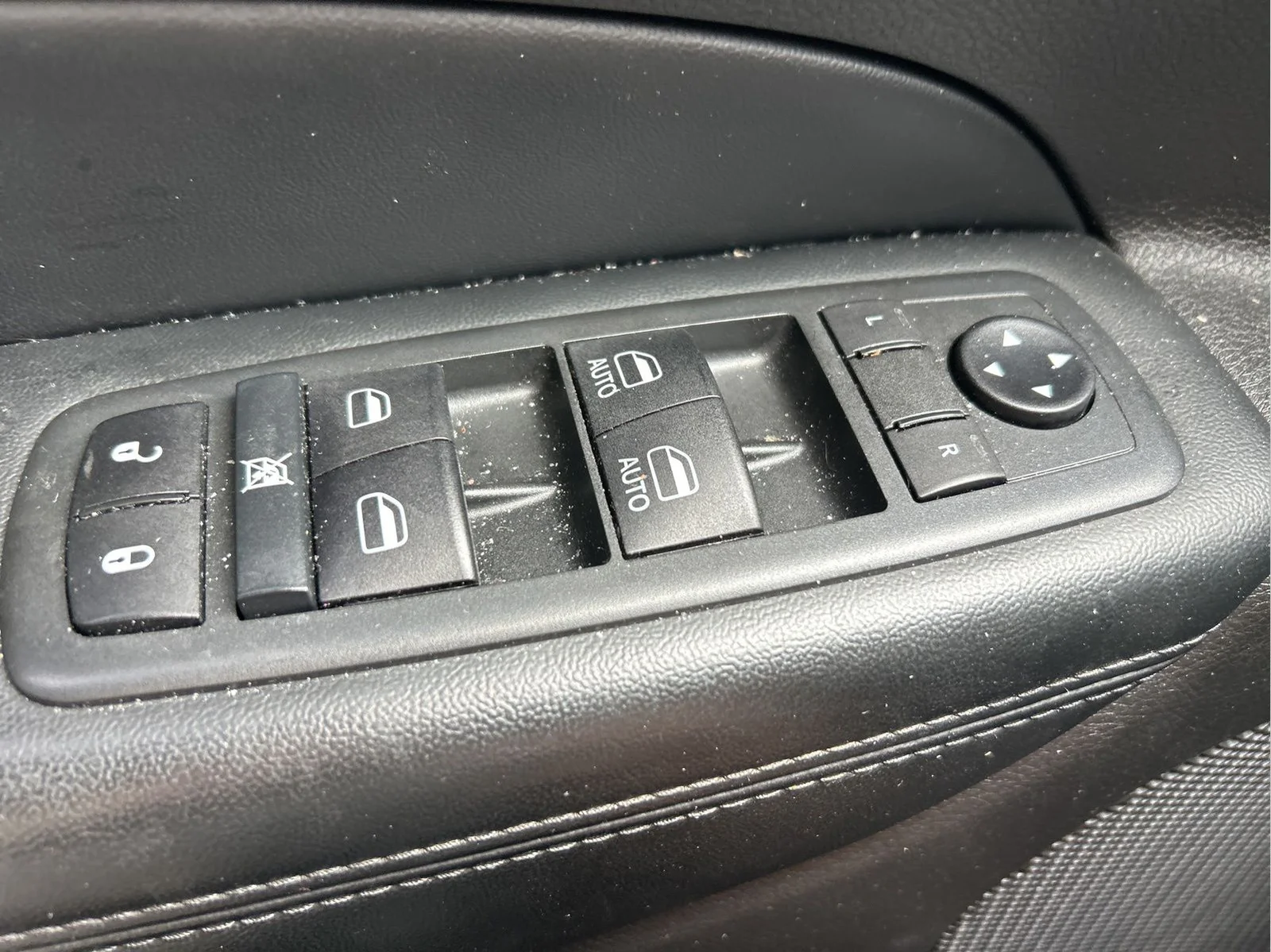 Used 2020 Velvet Jeep Altitude image 24