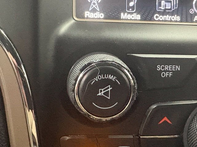 Used 2016 Silver Jeep Laredo image 38