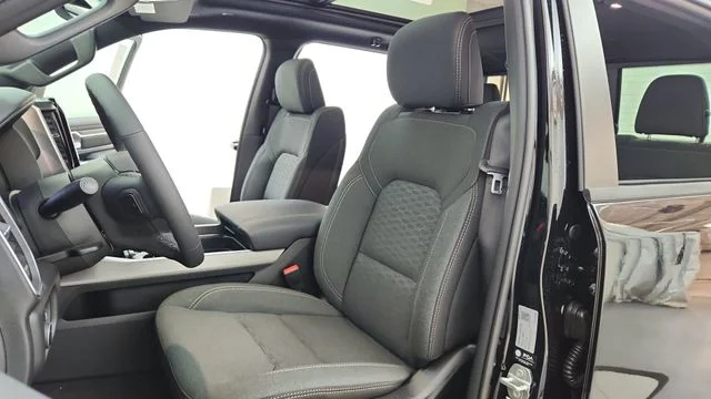 New 2026 Diamond Black Crystal Pearl-Coat Exterior Paint RAM Big Horn/Lone Star image 19