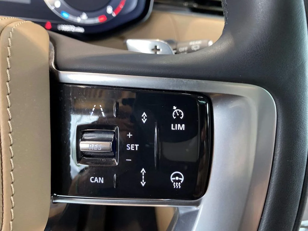 Used 2025  Land Rover SE image 16