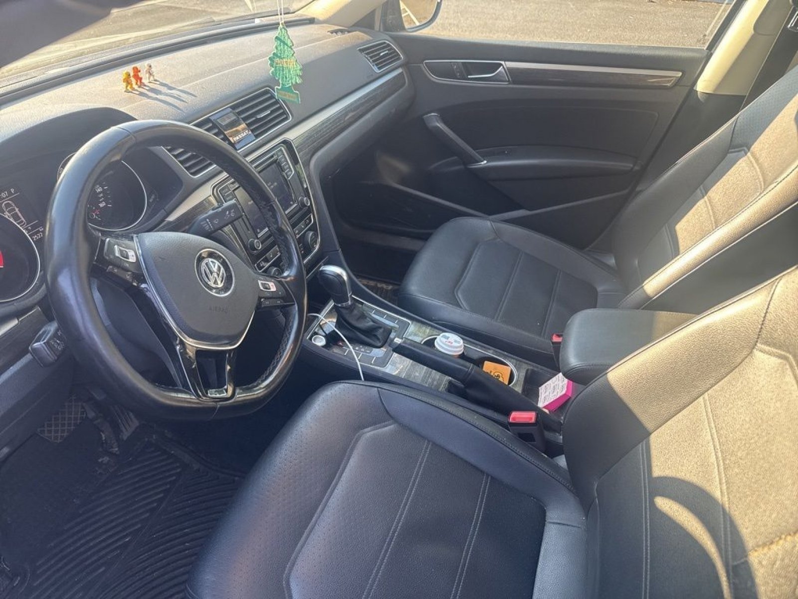 Used 2018 Deep Black Pearl Metallic Volkswagen 2.0T SE image 10