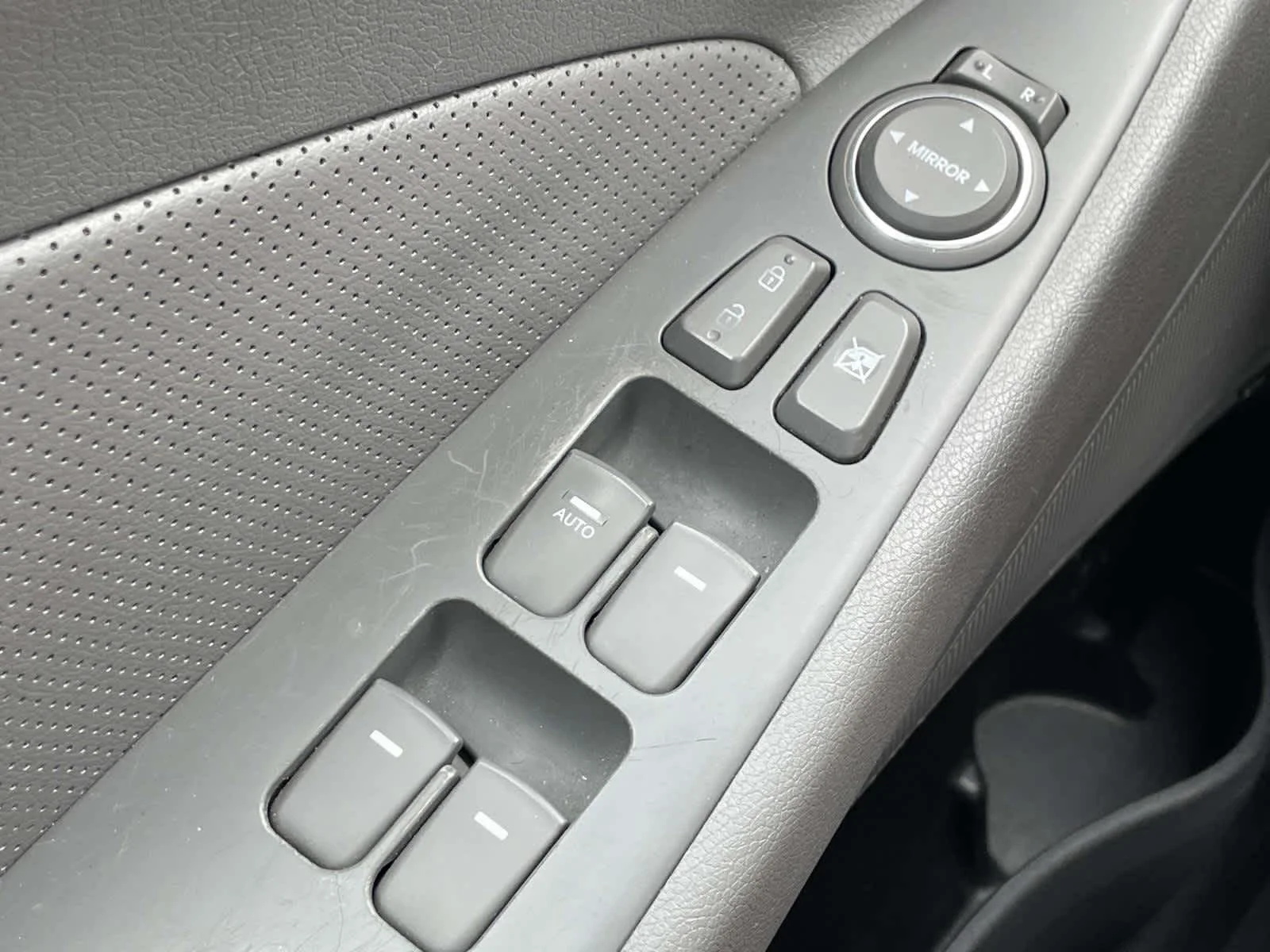 Used 2011 Porcelain White Pearl Hyundai Hybrid image 31