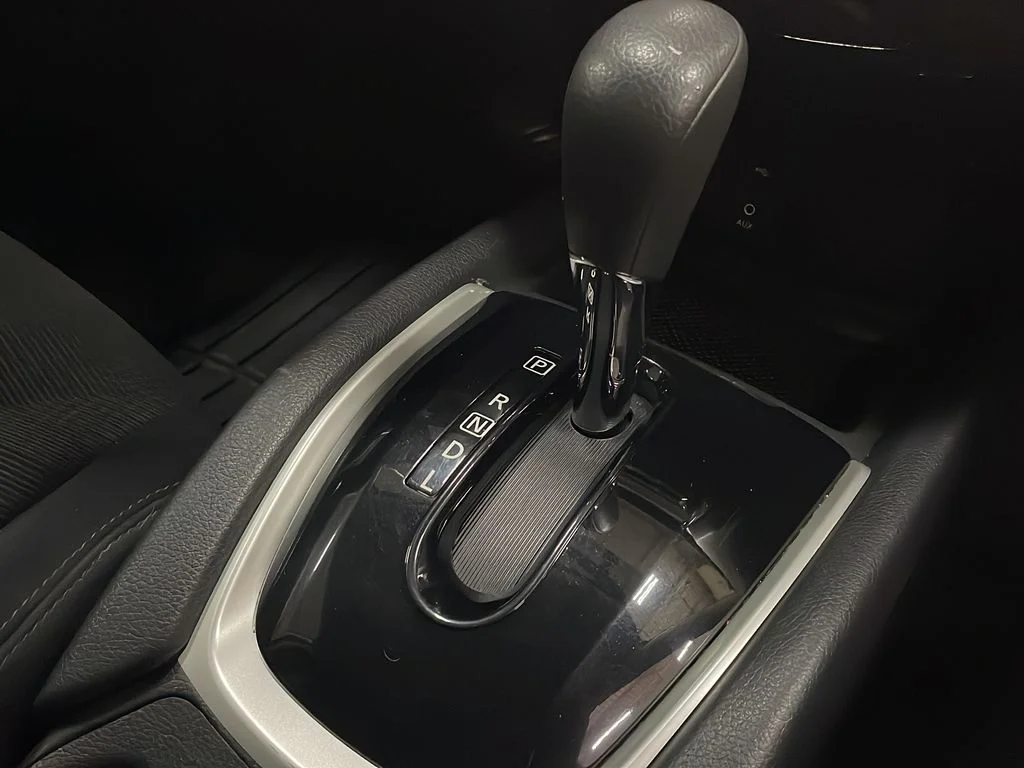 Used 2015 Silver Nissan SV image 37