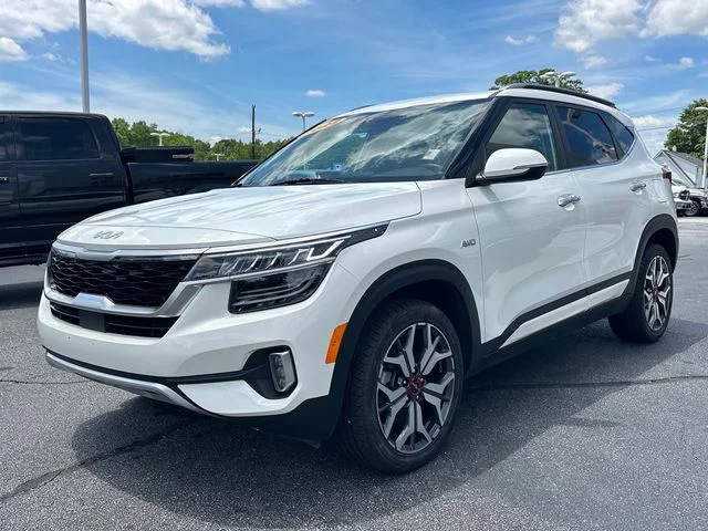 Used 2022 White Kia SX image 7