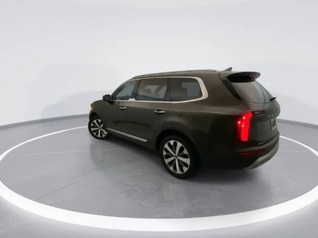 Used 2021 Green Kia S image 2