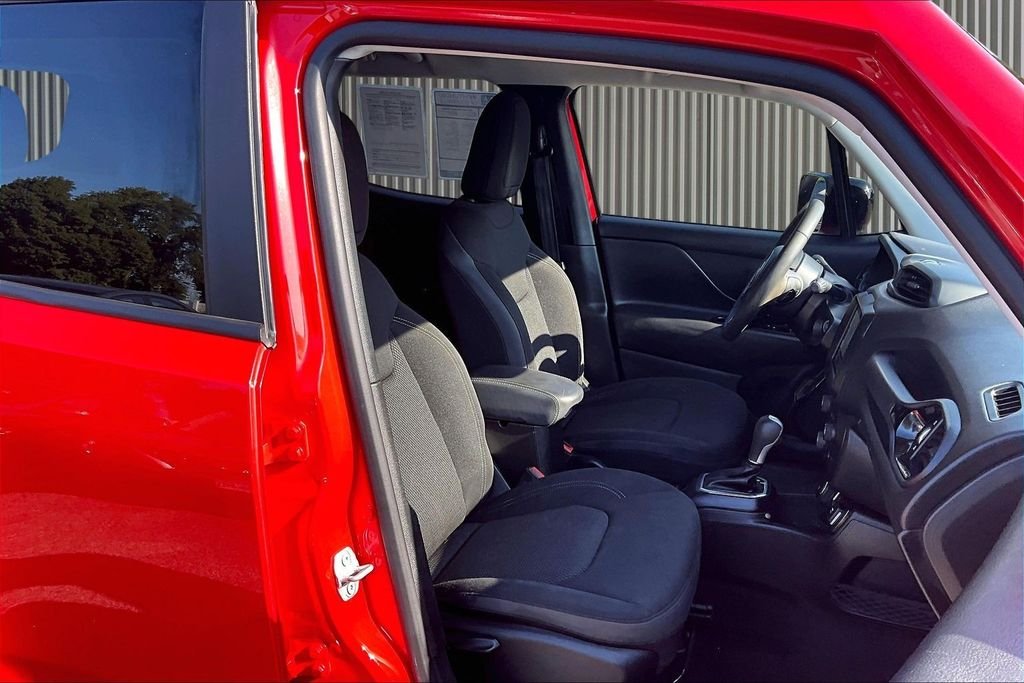Used 2023 Red Jeep Altitude image 10