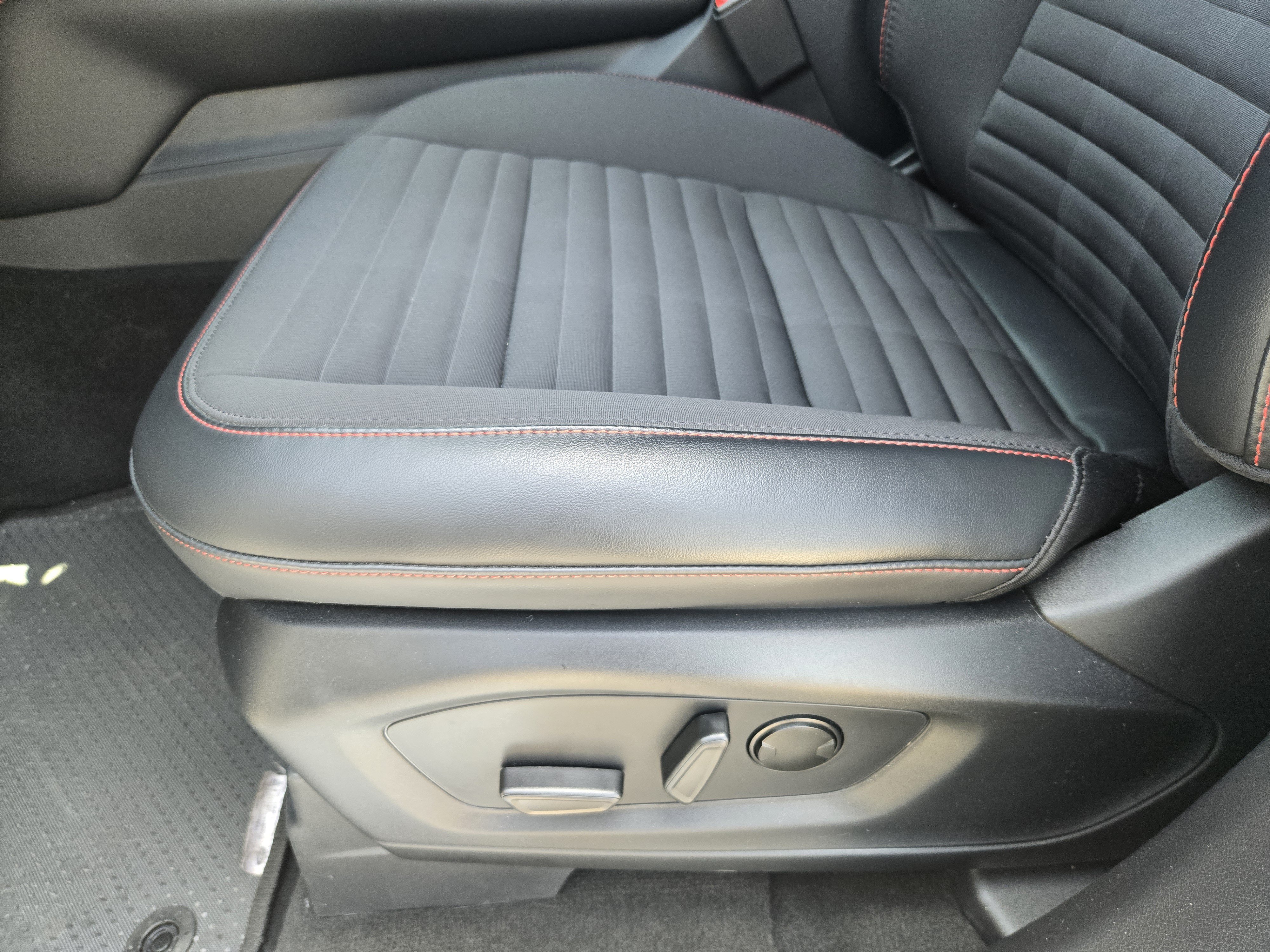 New 2026 Star White Metallic Tri-Coat Ford ST-Line image 15