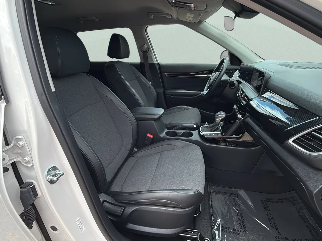 Used 2024 Snow White Pearl Kia S image 22