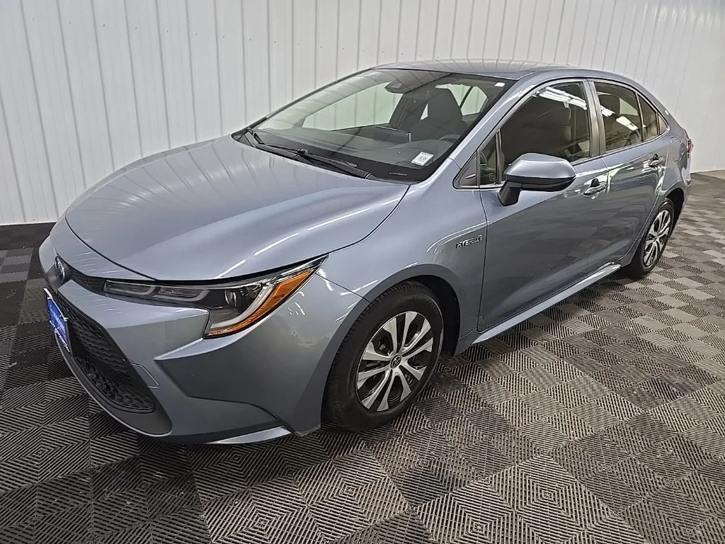 Used 2021  Toyota LE image 8