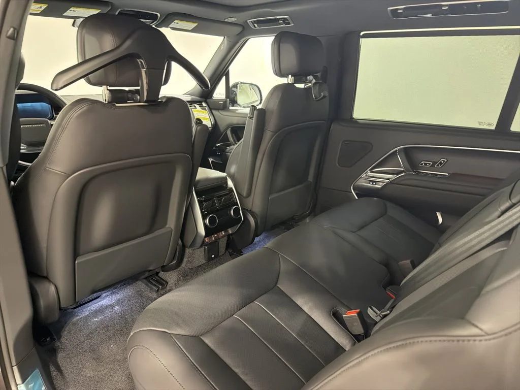 New 2026 Charente Grey Land Rover P400 SE LWB 7 SEAT image 21