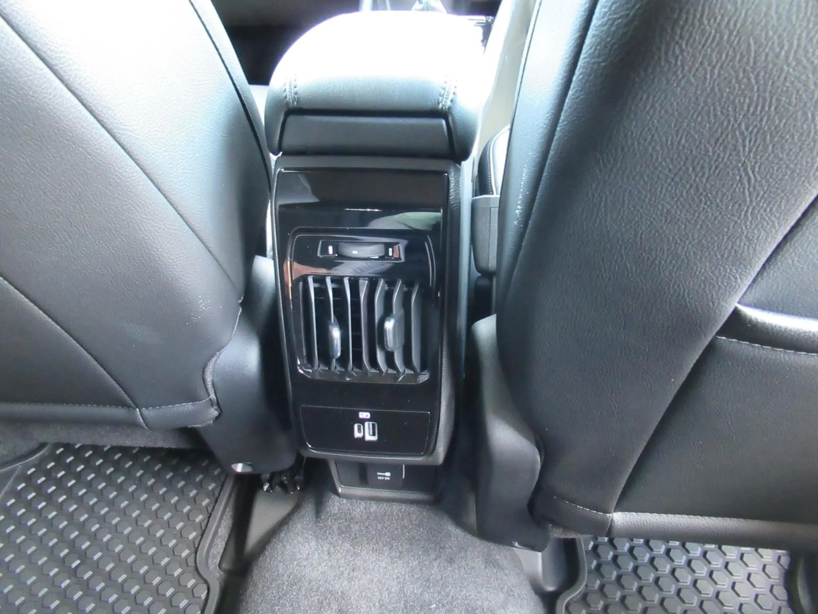 New 2026 Bright White Clearcoat Jeep Latitude Altitude image 28
