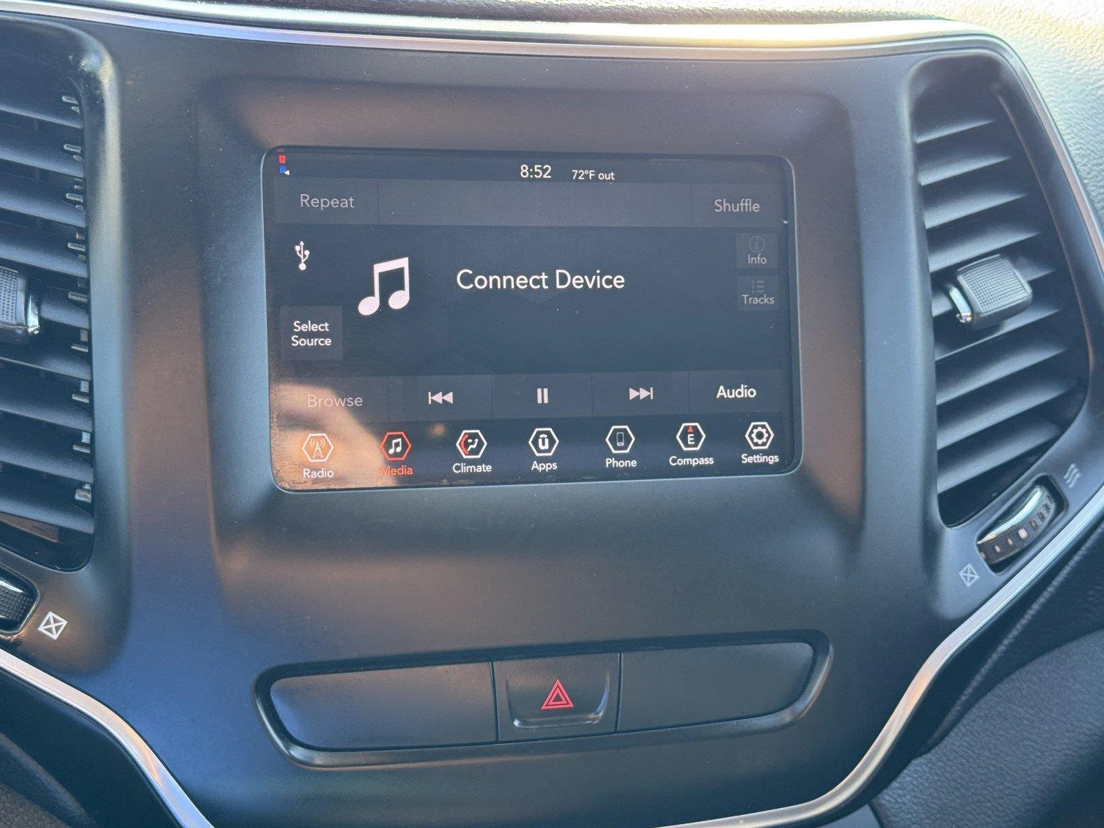 Used 2019 Diamond Black Crystal Pearlcoat Jeep Latitude image 17