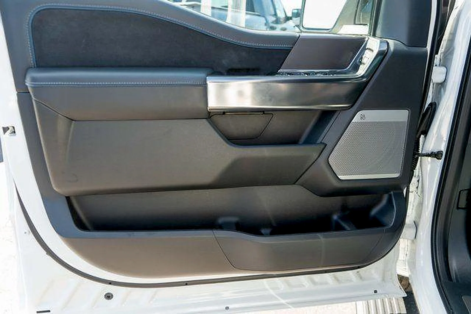 Used 2025 Star White Metallic Tri-Coat Ford Platinum image 13