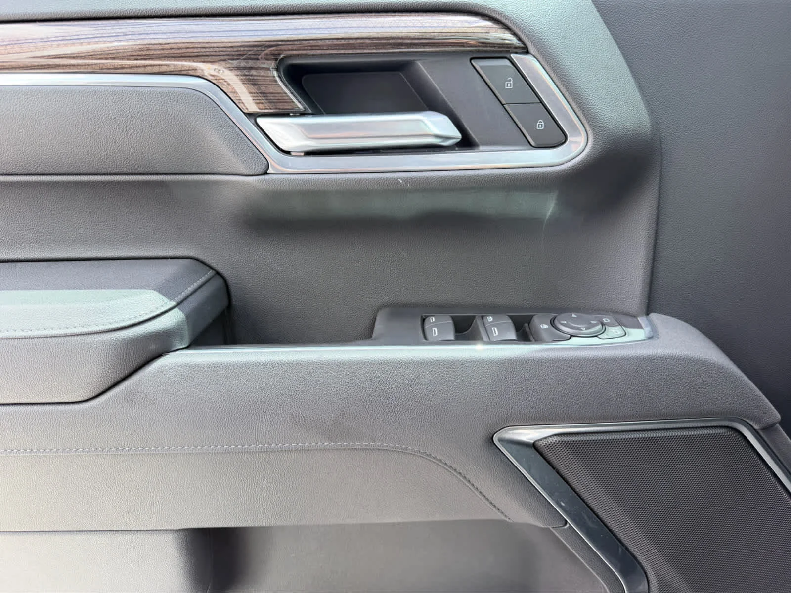 Used 2025 Summit White Chevrolet LT image 25