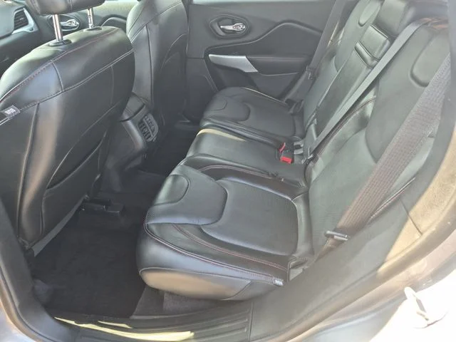 Used 2018 Silver Jeep Trailhawk image 27