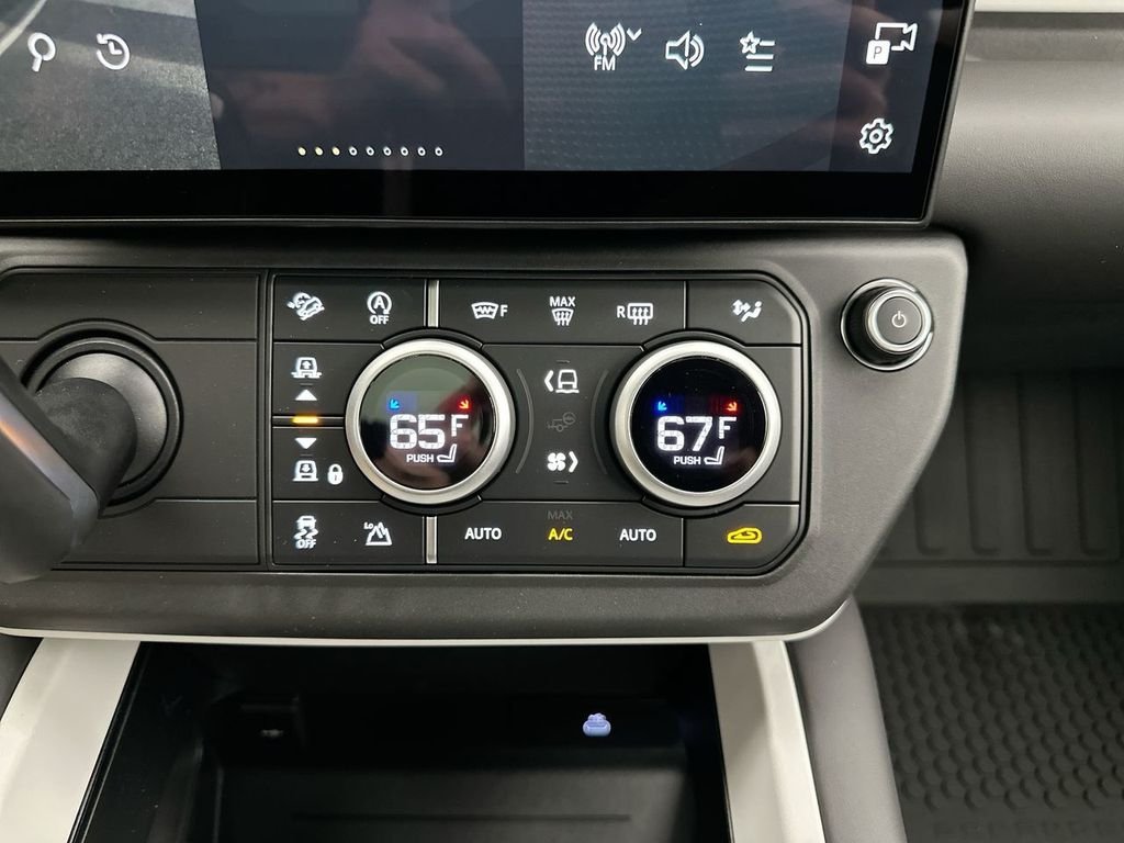 New 2026 Tasman Blue Metallic Land Rover X-Dynamic SE image 13