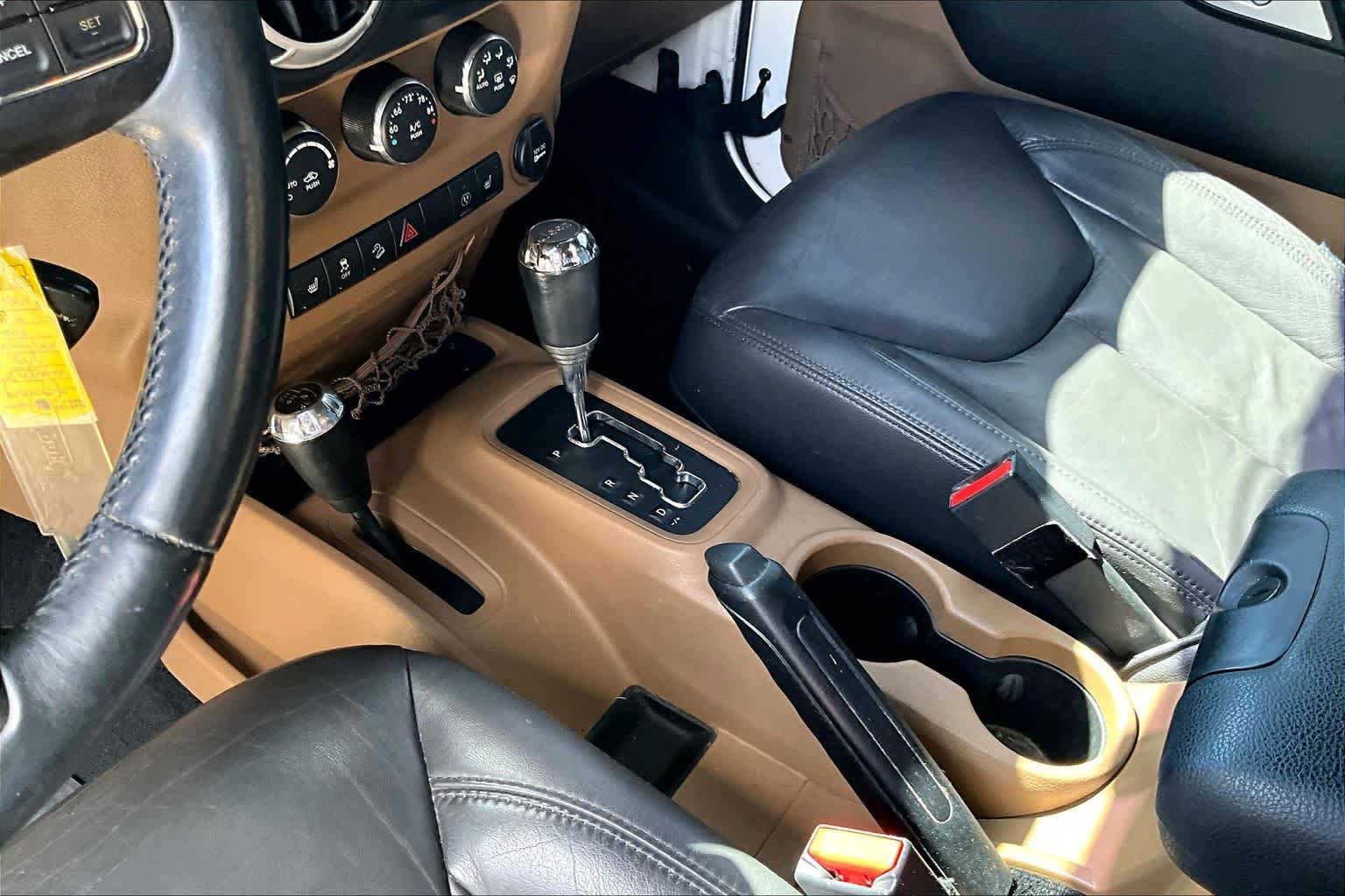 Used 2014 Bright White Clearcoat Jeep Sahara image 13