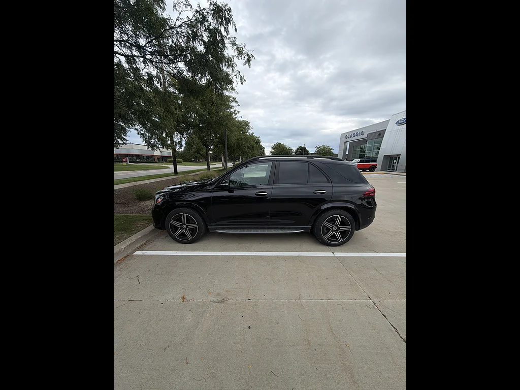 Used 2025 Obsidian Black Metallic Mercedes-Benz GLE 450 4MATIC® image 2