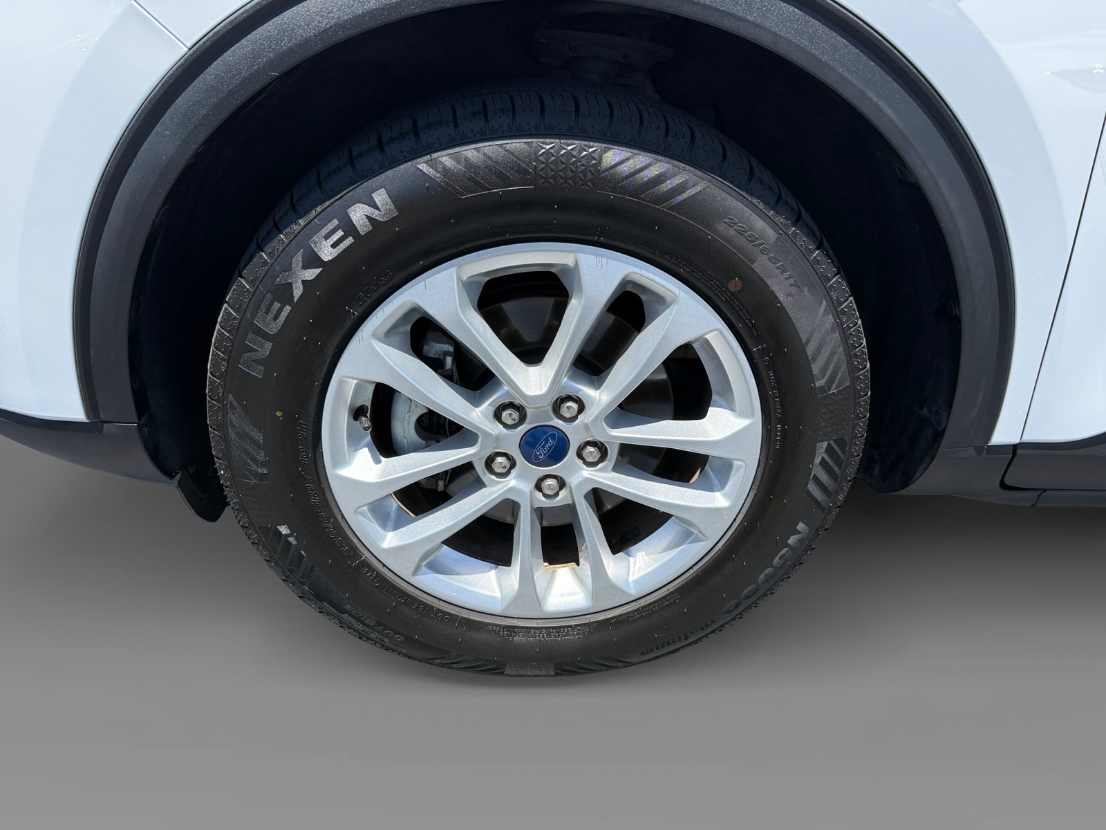 Used 2022 Oxford White Ford SE image 9