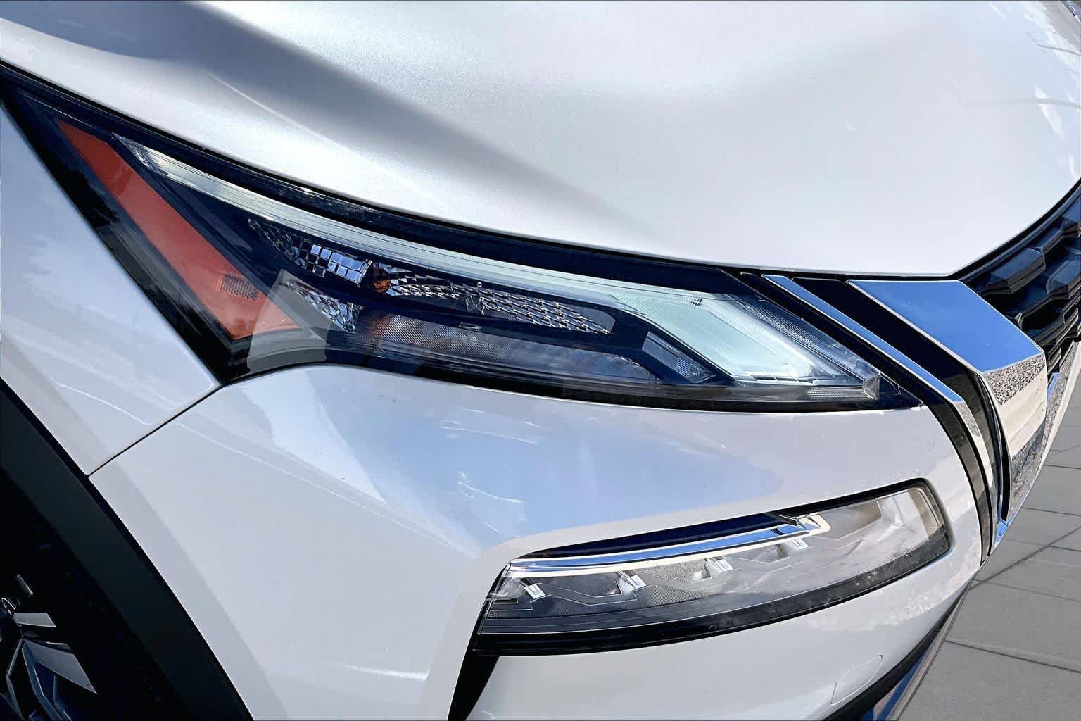 Used 2023 Pearl White Tricoat/Super Black Nissan SL image 24