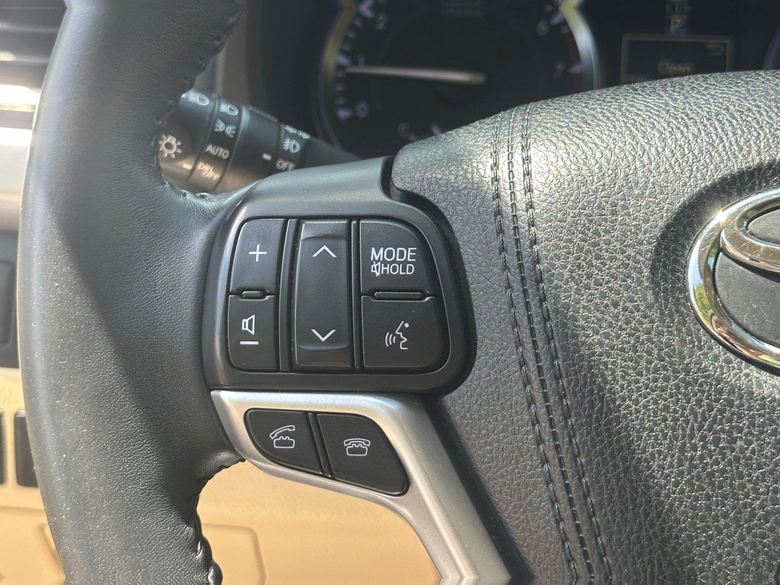 Used 2016 Creme Brulee Mica Toyota XLE image 19
