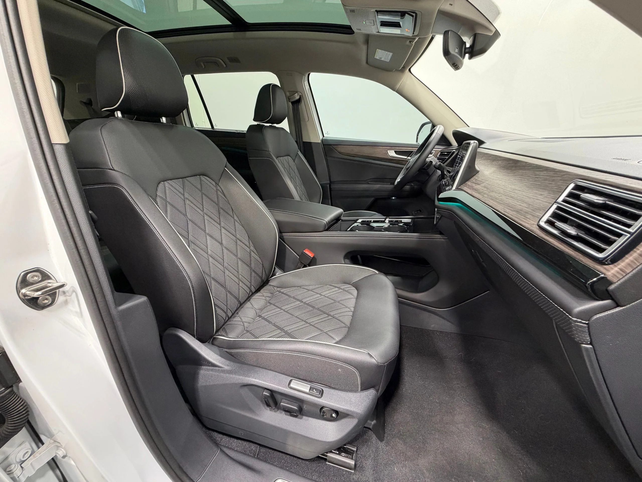 2025 Volkswagen Atlas SEL Premium R-Line - Photo 33