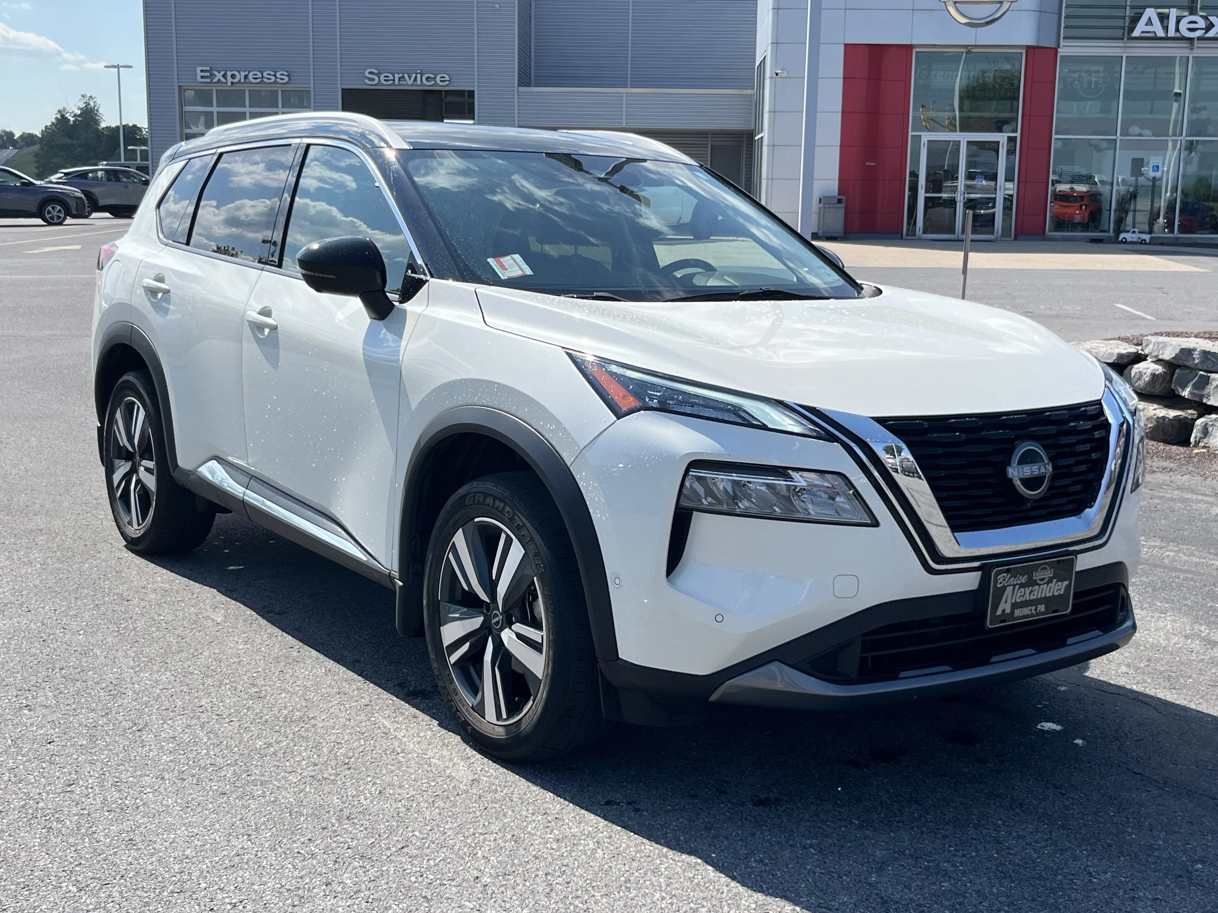Used 2023 Pearl White Nissan SL image 1