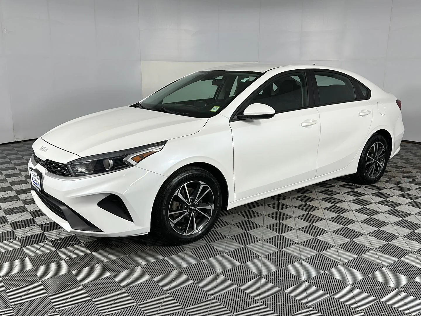 Used 2023 Snow White Pearl Kia LXS image 4